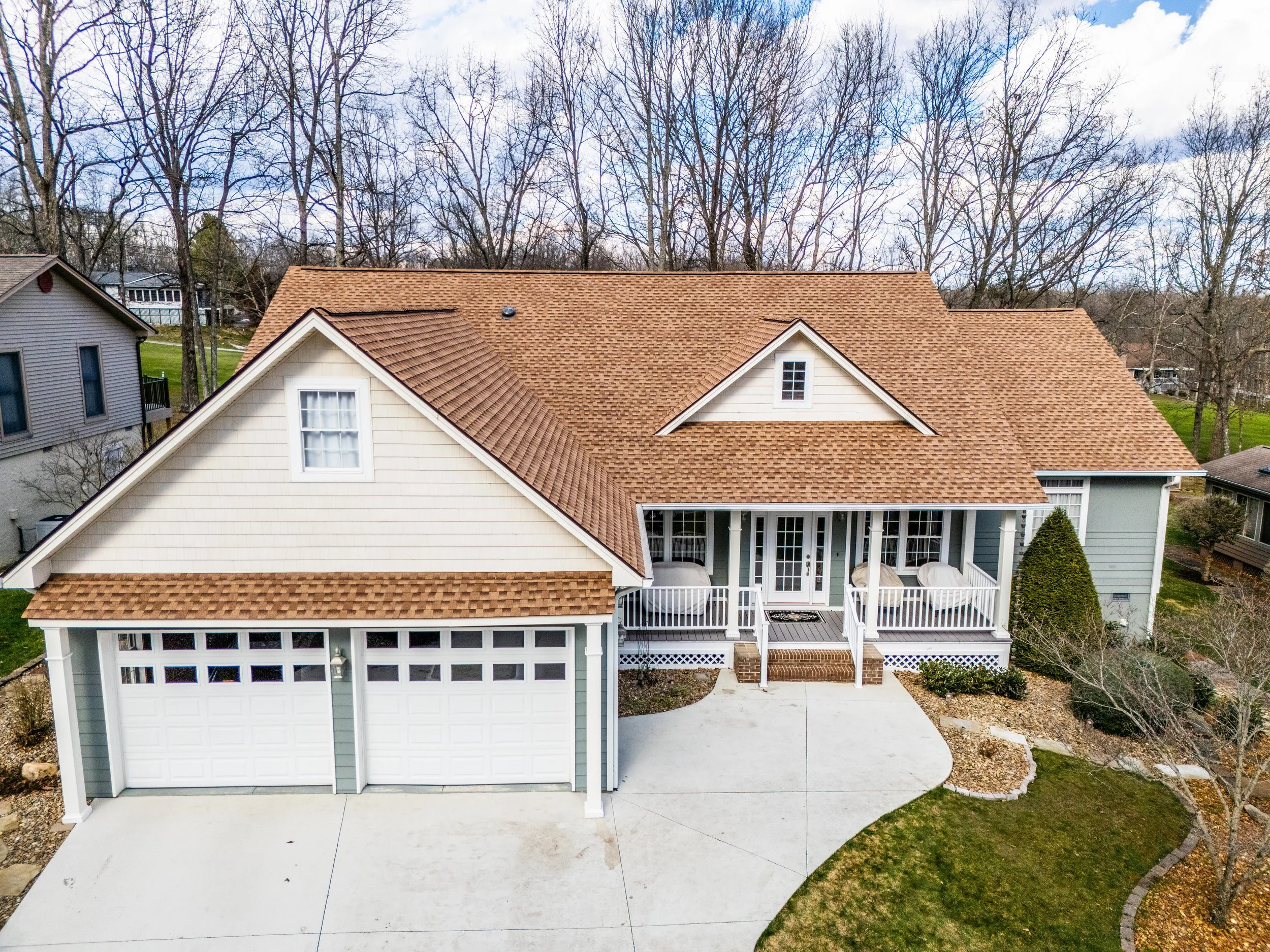 Architectural asphalt shingles in Shakewood installed on a Tennessee home